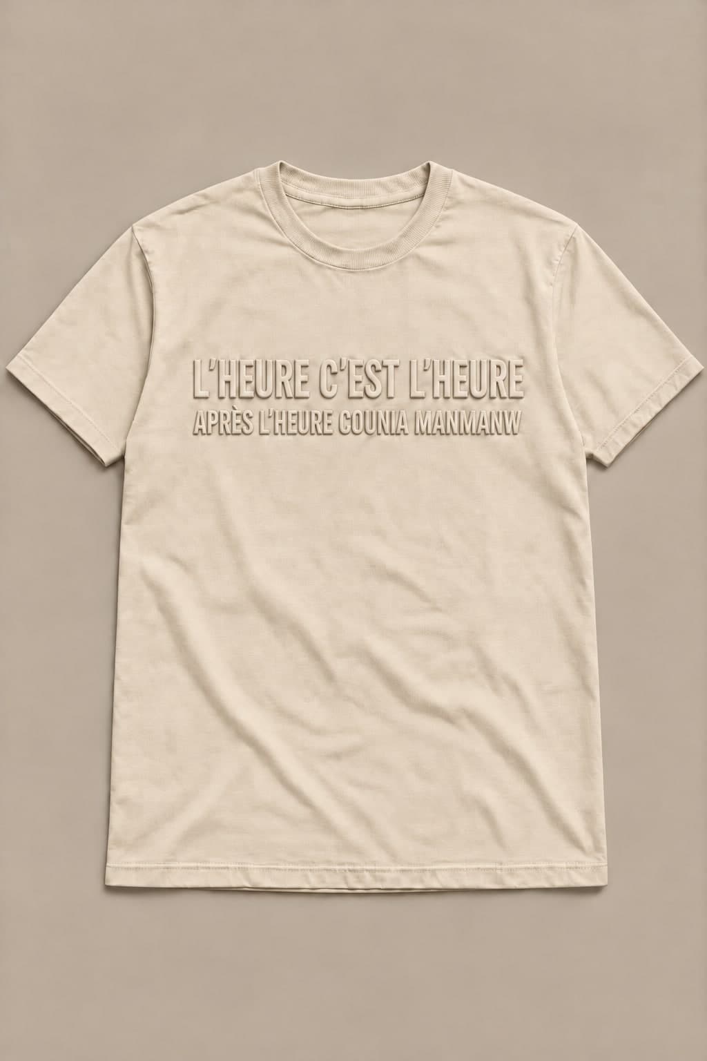 T-shirt embossé ton sur ton sable, à plat, lettrage en relief