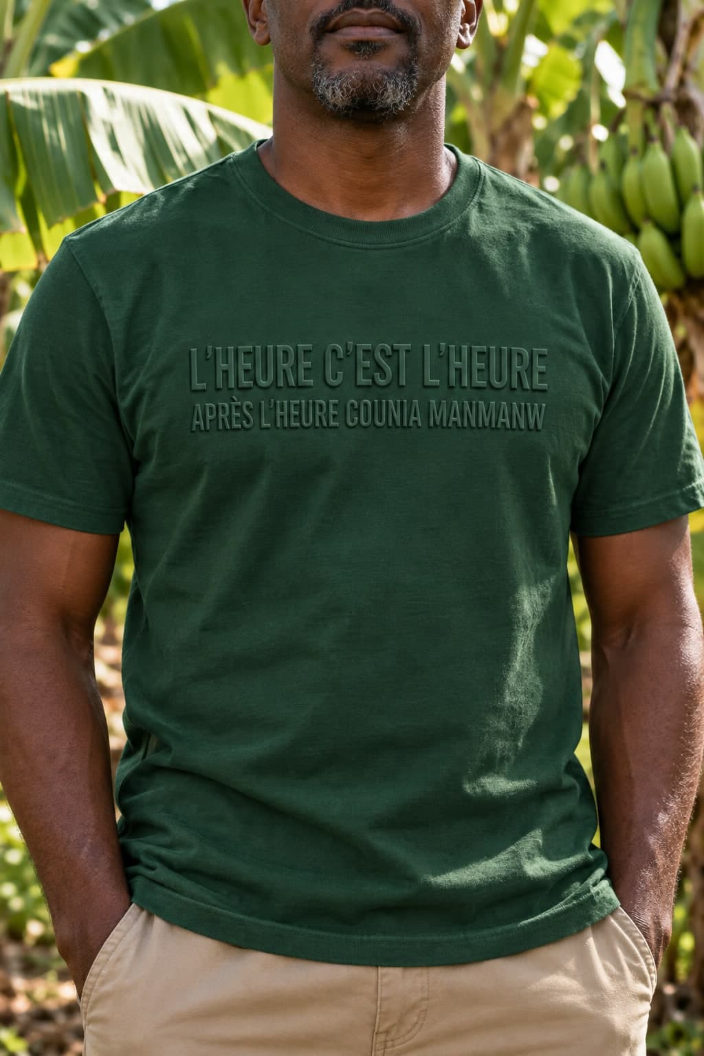 T-shirt embossé vert bananier porté dans une bananeraie