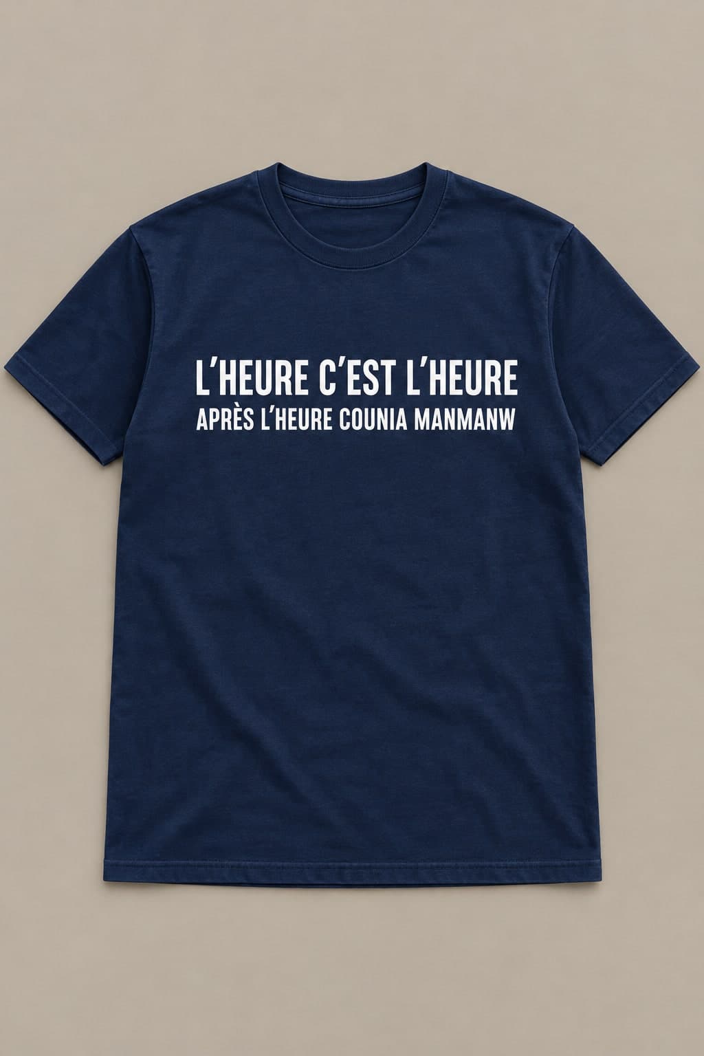 T-shirt imprimé classique bleu nuit, à plat, lettrage blanc
