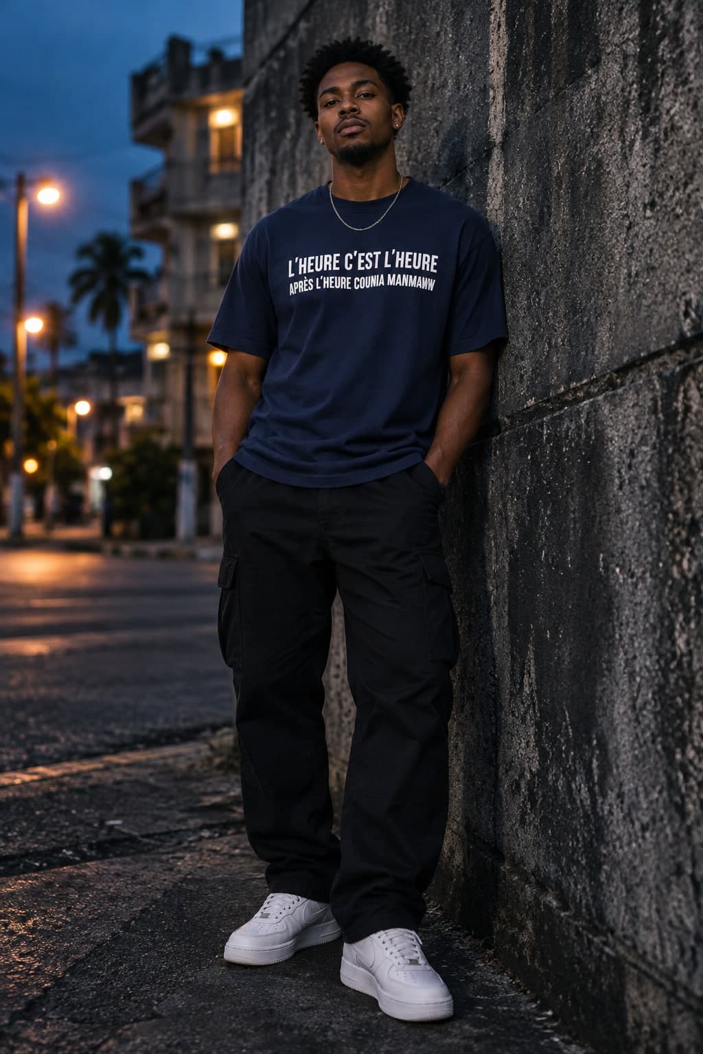 T-shirt bleu nuit porté en pied, à l'heure bleue