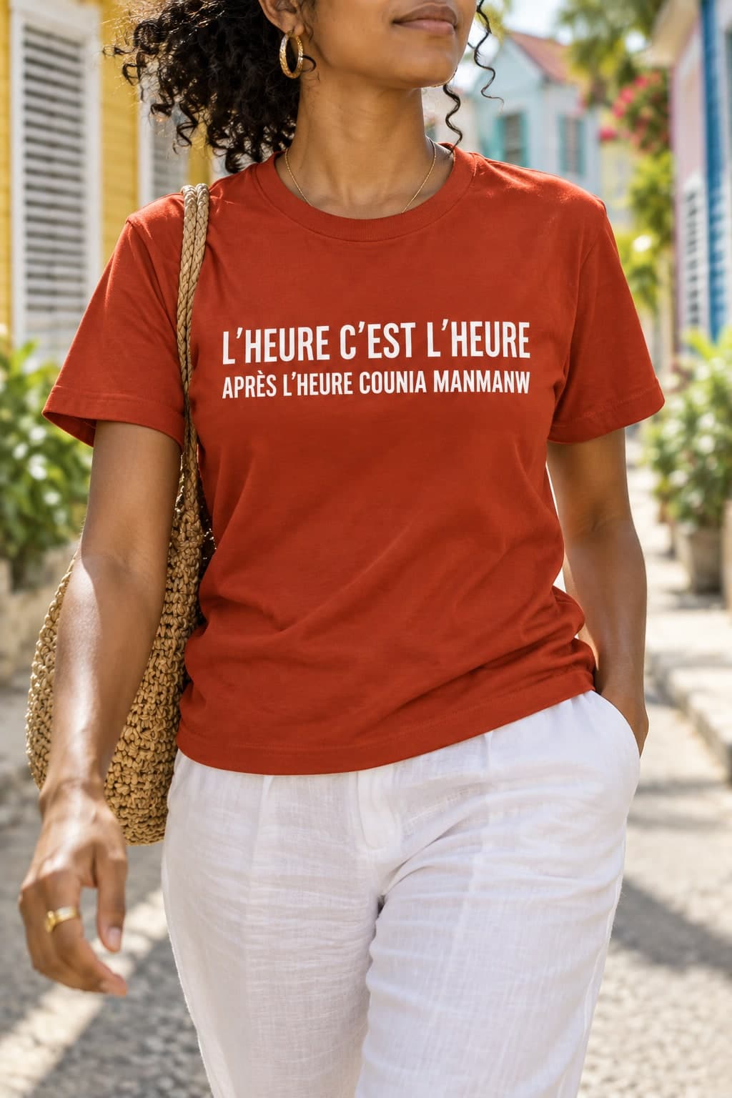 T-shirt imprimé rouge flamboyant porté dans une rue créole