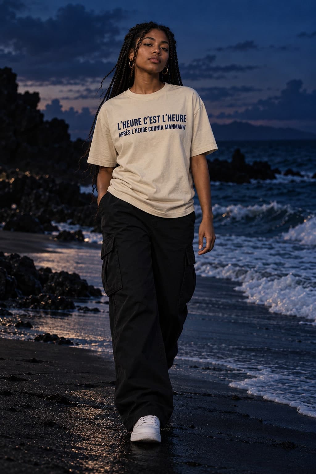 T-shirt sable porté en pied, à l'heure bleue