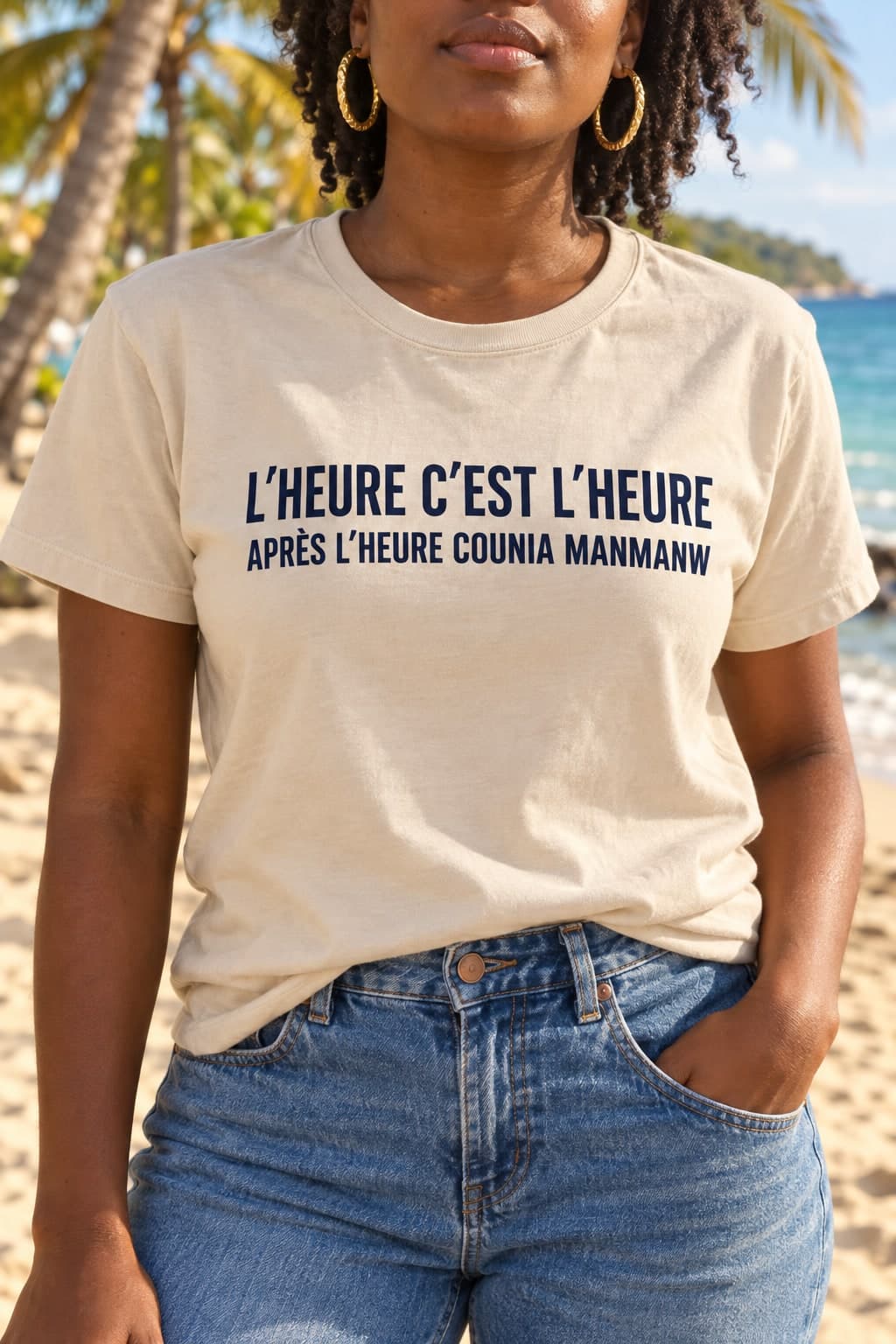 T-shirt imprimé sable porté à la plage